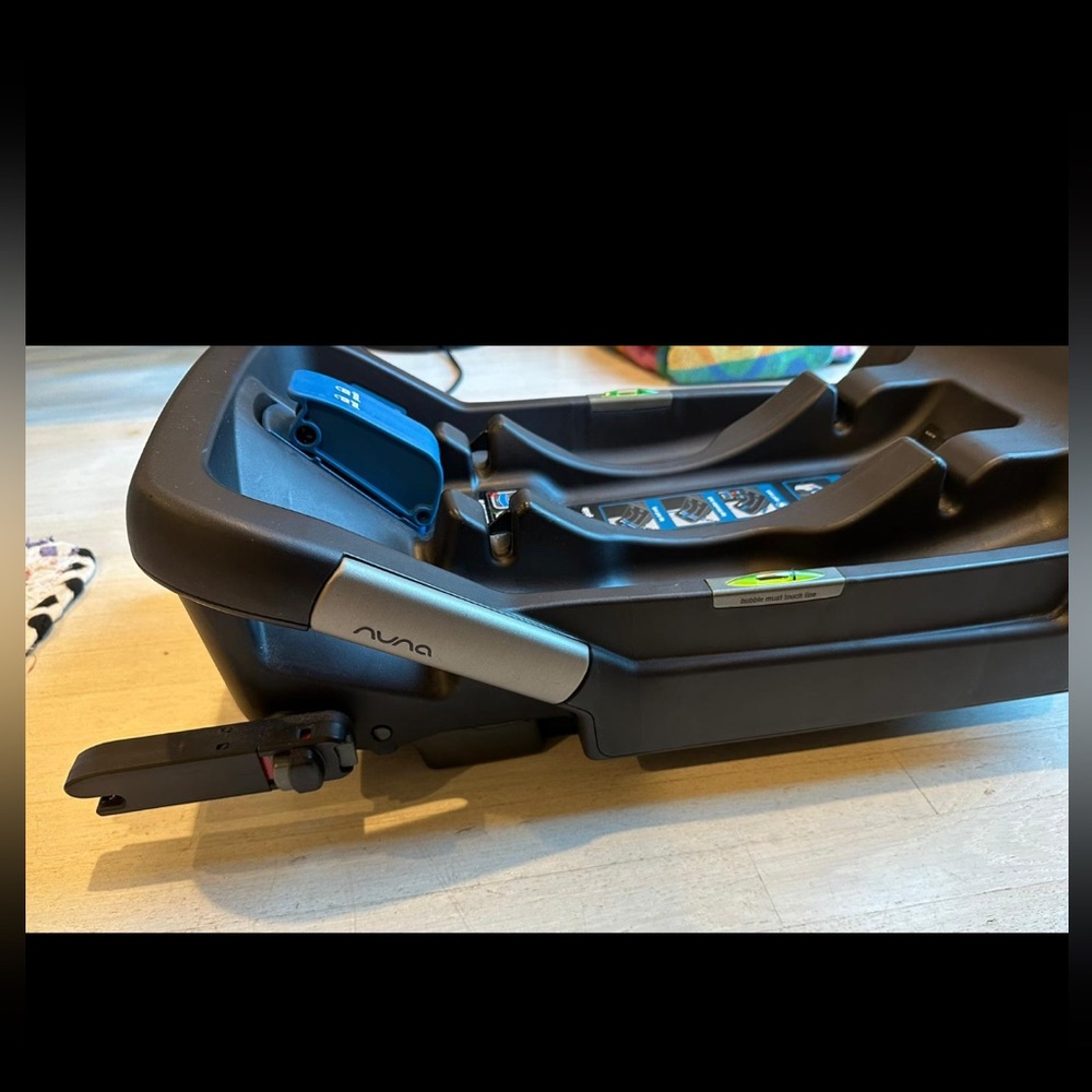 Nuna Pipa Lite infant car seat base- like new